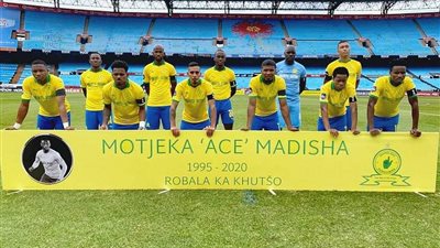 صن داونز يؤبن لاعبه ماديشا بعد وفاته في حادث سير (صور)