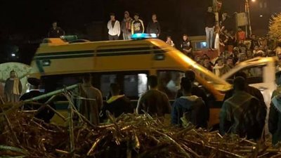 مصرع وإصابة 5 أشخاص إثر انقلاب مقطورة محملة بالـقصب على توكتوك في المنيا (صور)