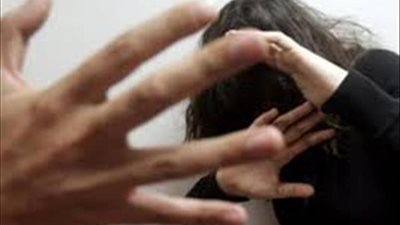 تعدوا عليها حتى فقدت جنينها.. صاحب مدرسة ونجليه يهاجمان أمريكية وزوجها بدمياط (صور)