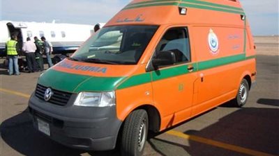 بالأسماء .. إصابة 3 أشخاص في تصادم سيارة برصيف بالإسماعيلية 