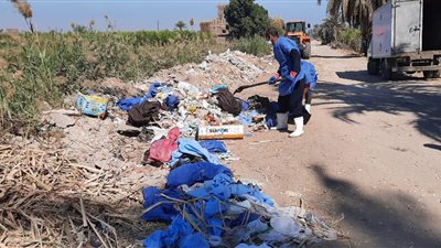 بينها مستندات خاصة بمستشفيات.. مدينة البياضية ترفع مخلفات طبية من طريق الحبيل