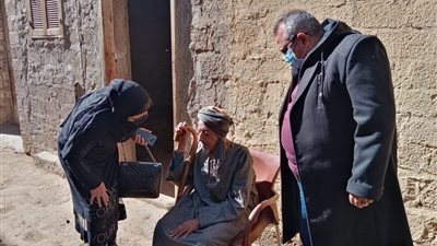محافظ المنيا يوجه بتوفير الدعم لسيدة مسنة ترعى زوجها المريض بمركز أبوقرقاص (صور)
