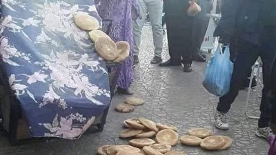 صورة أغضبت السوشيال.. حقيقة تعدي موظفين بحي الموسكي على بائعة الخبز