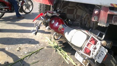 بينهم طفل.. مصرع وإصابة 3 شبان في تصادم سيارة نصف نقل و