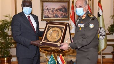 وزير الدفاع يلتقى رئيس مفوضية الاتحاد الإفريقي لبحث علاقات التعاون المشترك
