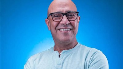 بطريقة طريفة أشرف عبد الباقي يهنئ محمد هنيدي: 