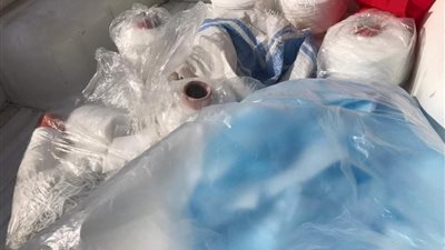ضبط 1300 كمامة بمصنع بدون ترخيص بالفيوم (صور)