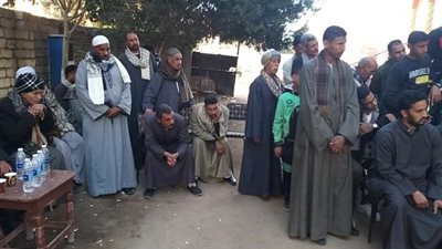 رغم تحذيرات كورونا.. تكدس وازدحام المواطنين بجلسة صلح بين 3 عائلات بقرية في أسيوط (صور)