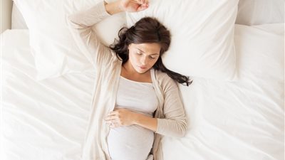 احذري من النوم على الظهر أثناء الحمل (دراسة)