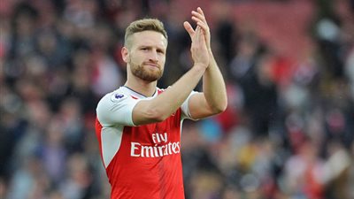 أرسنال يشكر موستافي ويعلن انتقاله رسميًا إلى شالكه 