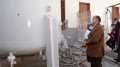 لمتابعة شبكات الأكسجين والمستلزمات الطبية.. محافظ أسيوط يتفقد مستشفى الحميات بحي غرب (صور)