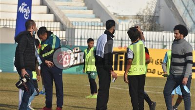 أشرف بن شرقي يلتقط الصور التذكارية مع ناشئي غزل المحلة (صور وفيديو)