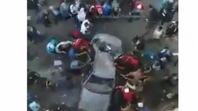 لحظة سقوط سيارة من أعلى كوبري أكتوبر ووفاة سائقها (فيديو)