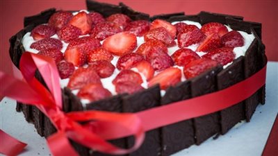 تعرف على طريقة عمل كعكة عيد الحب