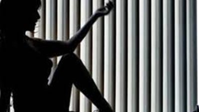 عرض زوجته على 