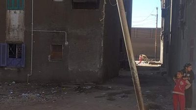 وسط تجاهل المسئولين.. عمود إنارة آيل للسقوط يهدد حياة الأهالي بأبوتيج