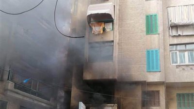 ندب الأدلة الجنائية لمعاينة آثار حريق معرض سيارات في الإسكندرية (صور)