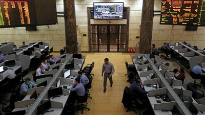 تحقيقات الرقابة المالية تكشف استغلال صاحب شركة سمسرة لأموال المشاهير للمضاربة في البورصة.. سهم ارتفع من 10 لـ56 جنيهًا دون سبب