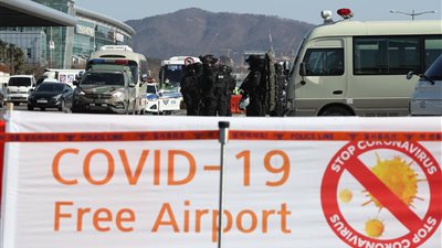 كوريا الجنوبية تجري تدريبات في المطار الدولي قبل تسليم لقاح فيروس كورونا