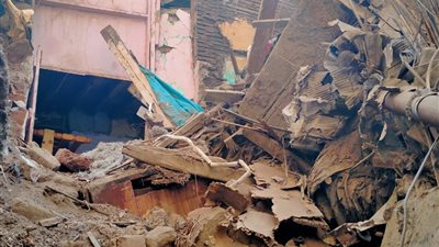 شهود عيان: العناية الإلهية تنقذ أسرتين بعد انهيار منزليهما بالمنوفية (صور)