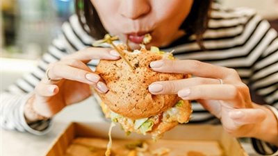 9 عادات في الأكل تضر بنومك.. تعرف عليها