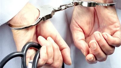 سائق يكشف على المواطنين في المنيا.. و