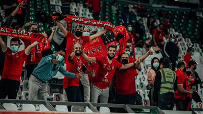 رئيس رابطة مشجعي الأهلي في قطر يمنح مشجع الدحيل علم ناديه: 