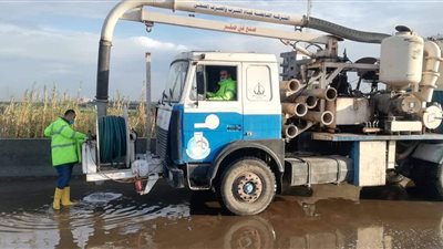 مياه القليوبية تدفع بـ120 معدة لشفط مياه الأمطار (صور)