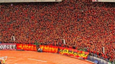 مونديال الأندية.. جماهير الأهلي تؤدي صلاة المغرب من أمام ملعب مباراة الدحيل (فيديو)