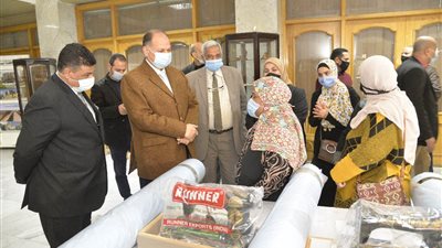 محافظ أسيوط يسلم 13 ماكينة خياطة و4 أفران منزلية للمرأة المعيلة بالأسر الفقيرة 