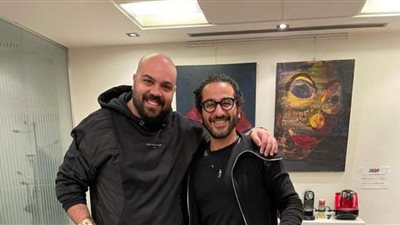 أحمد حلمي يحصل على قميص برشلونة بتوقيع ميسي: