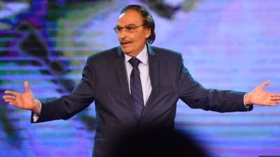 خلال تكريمه لم ينسَ رفقاء عمره.. عزت العلايلي الصديق المخلص