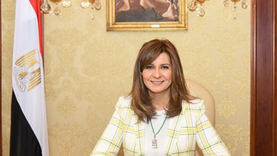 وزيرة الهجرة تهنئ زوجين مصريين في أستراليا تقديرًا لخدماتهما في العمل الاجتماعي