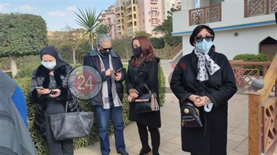 إلهام شاهين وبوسي شلبي ولبلبة أول الحضور لجنازة عزت العلايلي (صور)