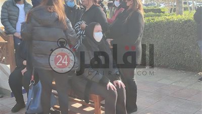انهيار إلهام شاهين أثناء صلاة الجنازة على عزت العلايلي (صور)