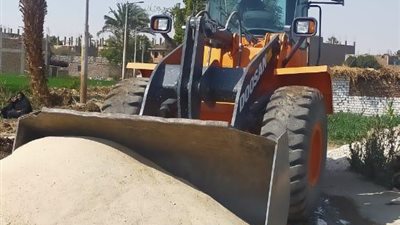 والتحفظ على المعدات.. إيقاف أعمال بناء على أرض زراعية بالأقصر (صور)