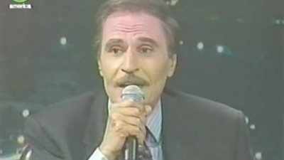 شاهد.. عزت العلايلي يغني 