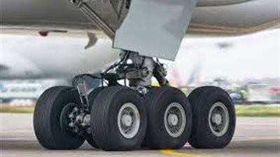 شاب يسافر من إنجلترا إلى هولندا  مختبئًا في عجلات الطائرة