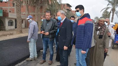 محافظ القليوبية يتابع أعمال رصف طريق خط 13 