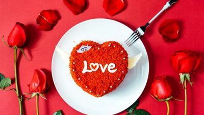 بأسهل المكونات.. طريقة عمل كعكة عيد الحب على شكل قلوب