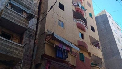 إخلاء 5 منازل مجاورة لعقارين مائلين في الإسكندرية (صور)