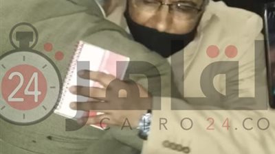 ننفرد بنشر أول صورة للصحفي محمود حسين عقب إخلاء سبيله