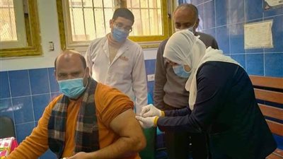 تطعيم الأطقم الطبية بلقاح كورونا بمستشفيات العزل والحميات والصدر  بالقليوبية (صور)