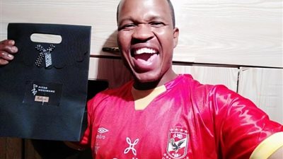 موسيماني يهدي إعلاميي جنوب إفريقيا تيشرتات الأهلي (صور)