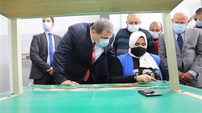 وزير القوى العاملة يدعو ملاك المصانع لوضع أهداف جديدة للصناعات (صور)
