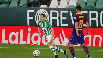 ريال بيتيس ينهي الشوط الأول متقدمًا على برشلونة بهدف في الدوري الإسباني 