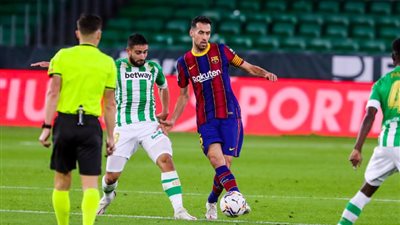 ترينكاو يخطف الفوز لبرشلونة من ريال بيتيس في الدوري الإسباني