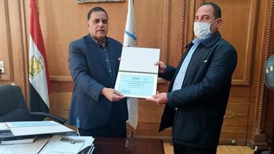 رئيس السكة الحديد يكرم قائد قطار ومساعده لتمكنهما من إيقاف رحلتهما قبل الاصطدام بجرار زراعي (صور)