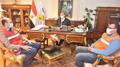 لجهودهم خلال جائحة كورونا.. محافظ أسيوط يكرم مدير مرفق الإسعاف والمشرفين والمسعفين