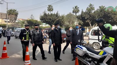 مدير أمن القليوبية وضباط قسم ثان بنها يتابعون سير العملية الانتخابية للمحامين (صور) 